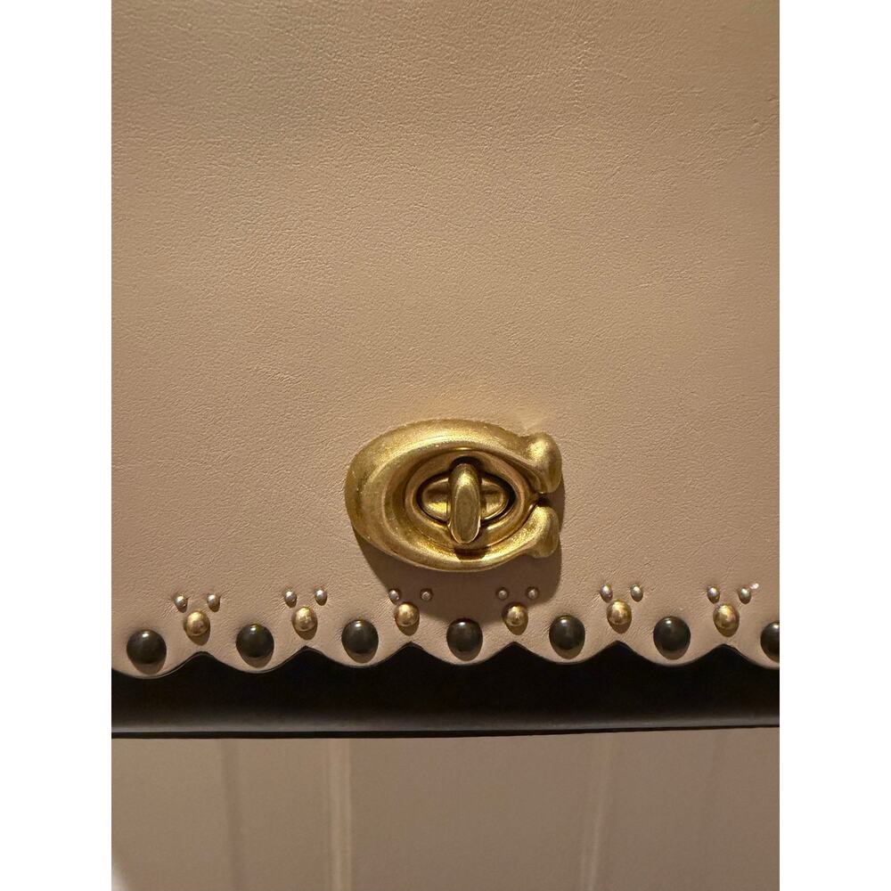 Luxurious 2019 Coach Alexa bag with a scalloped flap and studs in color block - Picture 4 of 8